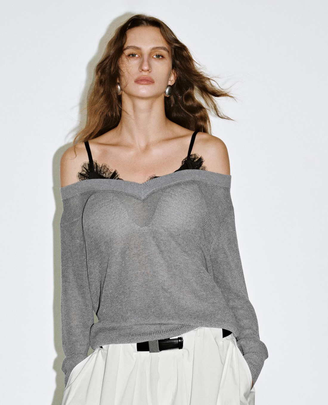 URBAN REVIVO - Áo dệt kim nữ cổ V tay dài phối ren