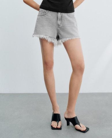  URBAN REVIVO - Quần short jeans nữ phối tua rua cá tính 