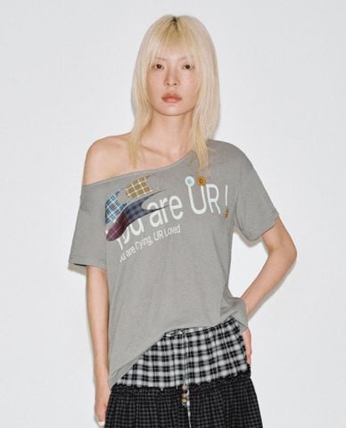  URBAN REVIVO - Áo thun nữ cổ rộng tay ngắn in chữ 