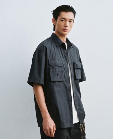  URBAN REVIVO - Áo sơ mi nam cổ bẻ tay ngắn túi hộp 