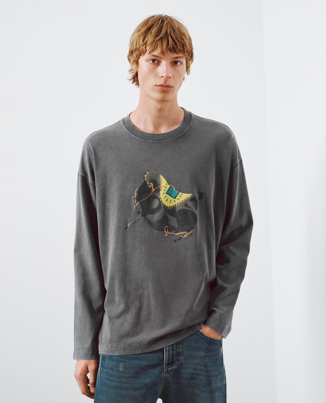 URBAN REVIVO - Áo thun nam cổ tròn tay dài in họa tiết