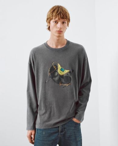  URBAN REVIVO - Áo thun nam cổ tròn tay dài in họa tiết 