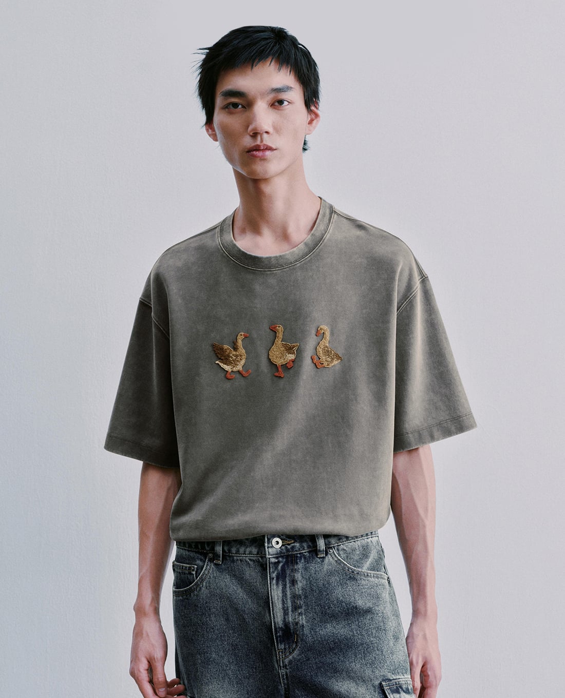 URBAN REVIVO - Áo thun nam cổ tròn tay ngắn wash bạc
