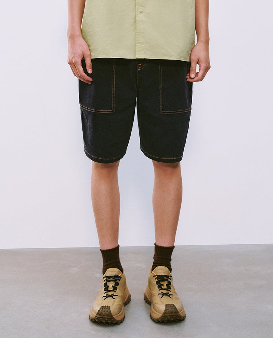 URBAN REVIVO - Quần short jeans nam lưng thun