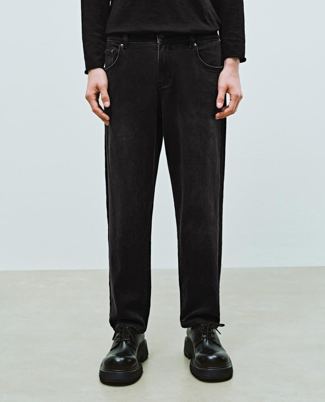 URBAN REVIVO - Quần jeans nam ống đứng hiện đại