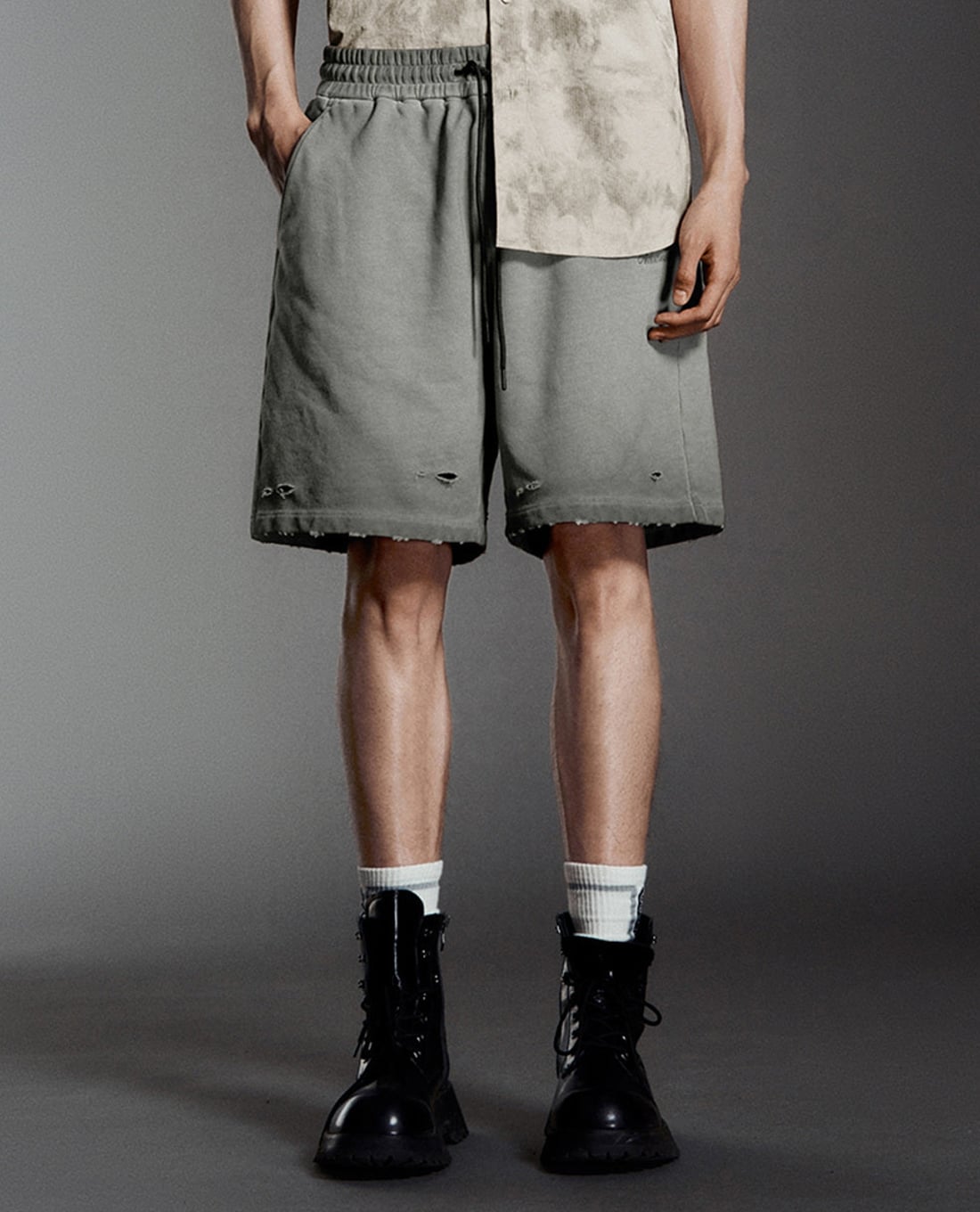 URBAN REVIVO - Quần short nam ống rộng phối dây rút