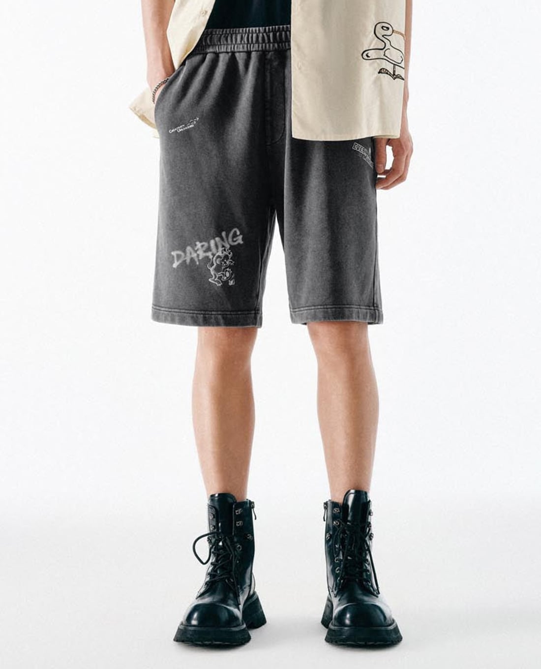 URBAN REVIVO - Quần short nam ống rộng lưng thun in hoạ tiết