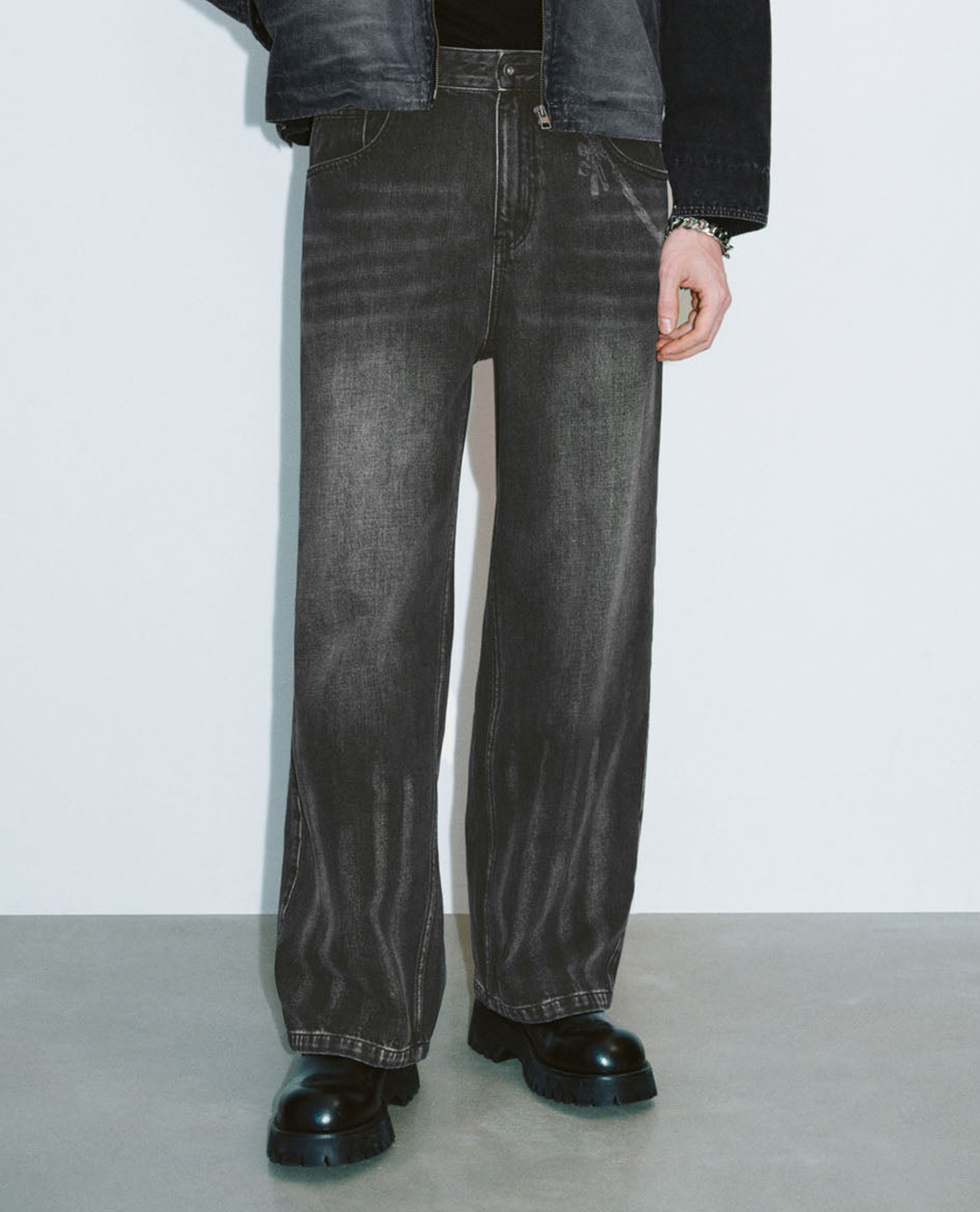 URBAN REVIVO - Quần jeans nam ống rộng wash bạc thời thượng