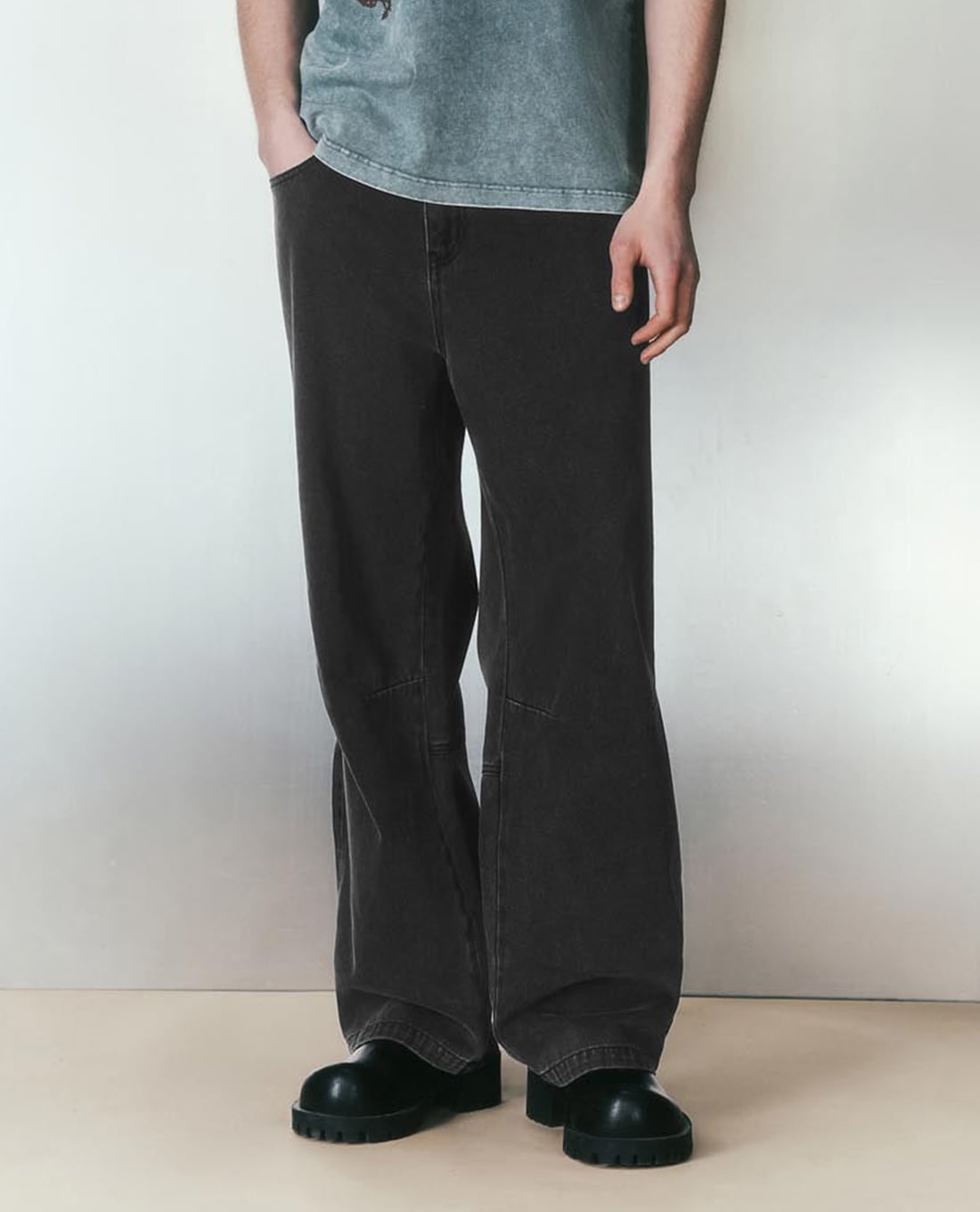 URBAN REVIVO - Quần jeans nam ống rộng cá tính