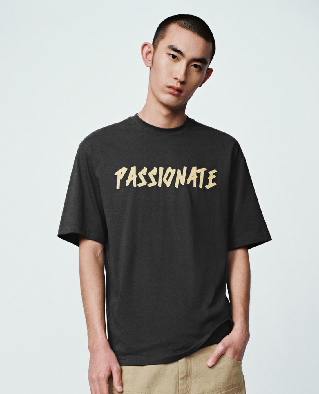 URBAN REVIVO - Áo thun nam cổ tròn tay ngắn in chữ