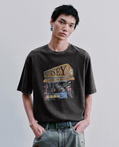  URBAN REVIVO - Áo thun nam cổ tròn tay ngắn in họa tiết 