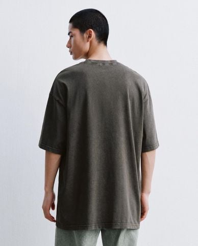  URBAN REVIVO - Áo thun nam cổ tròn tay ngắn in họa tiết 