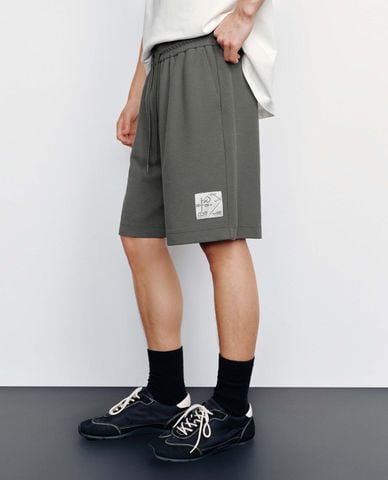  URBAN REVIVO - Quần short nam ống rộng phối dây rút 