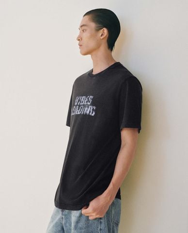  URBAN REVIVO - Áo thun nam cổ tròn tay ngắn in chữ 