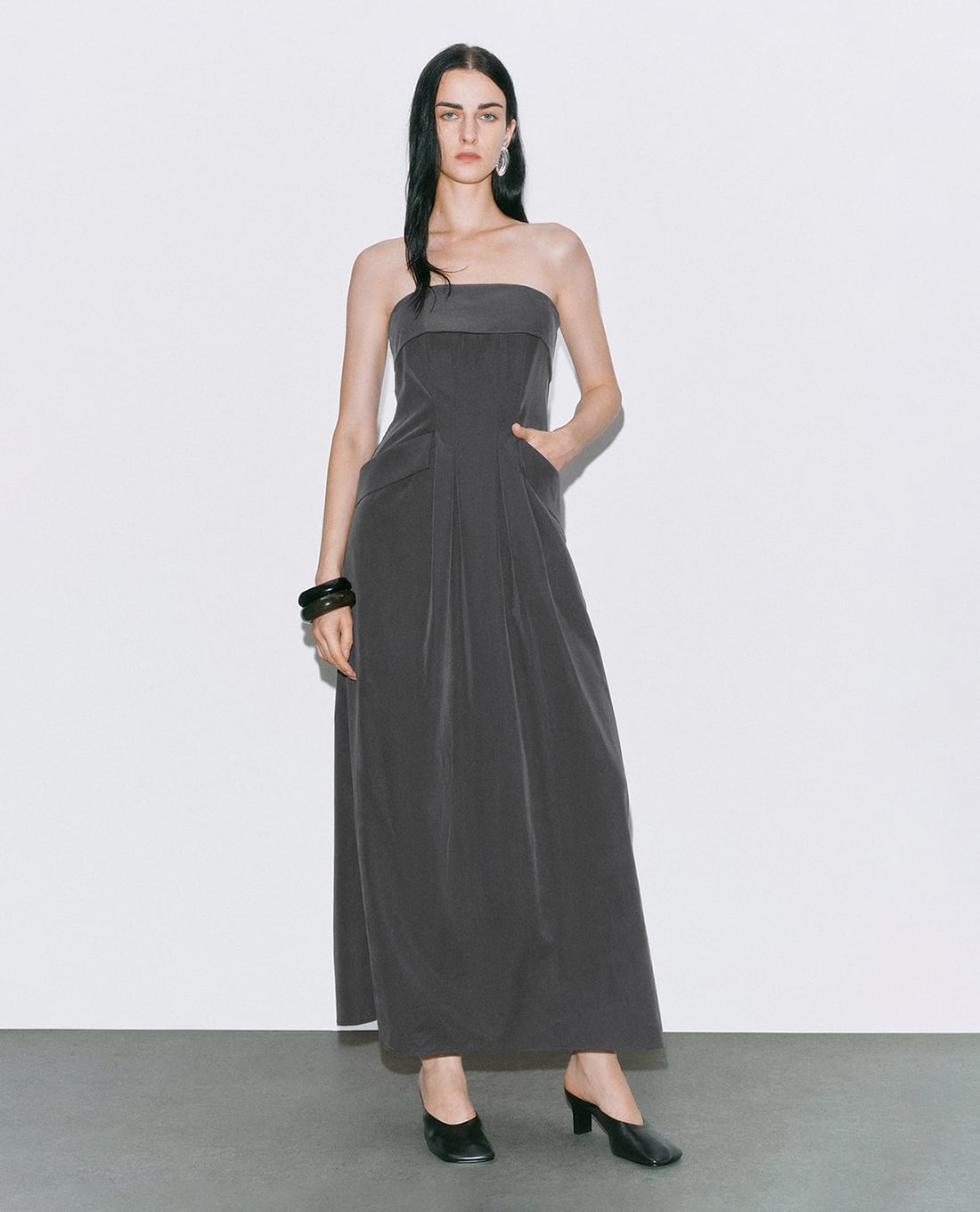 URBAN REVIVO - Đầm midi cúp ngực xếp li