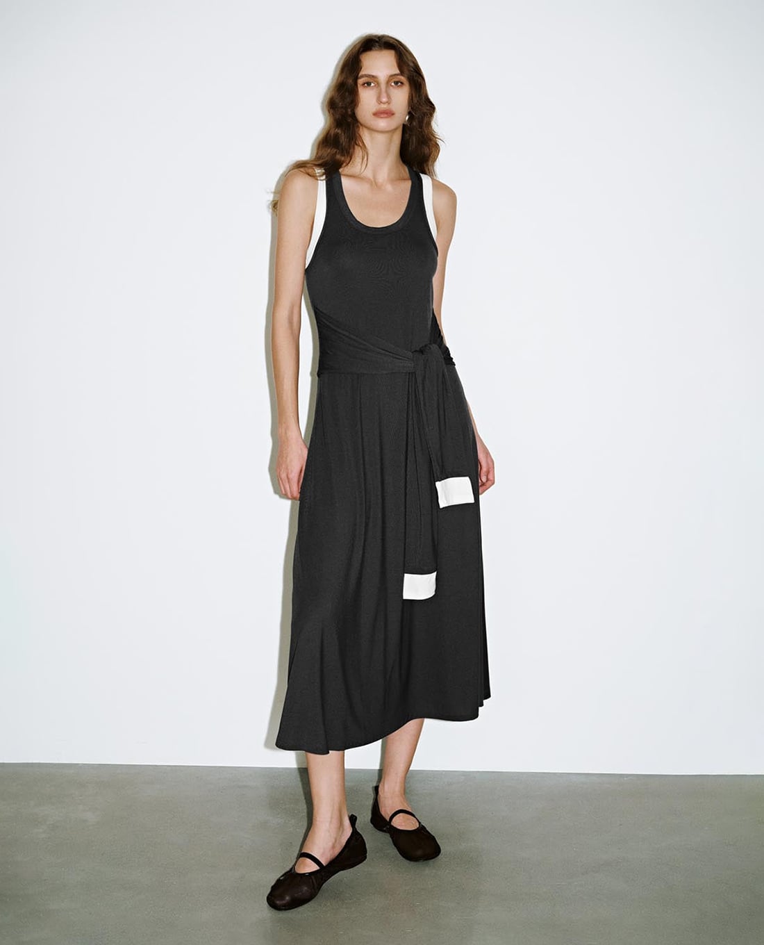 URBAN REVIVO - Đầm sát nách midi hai lớp