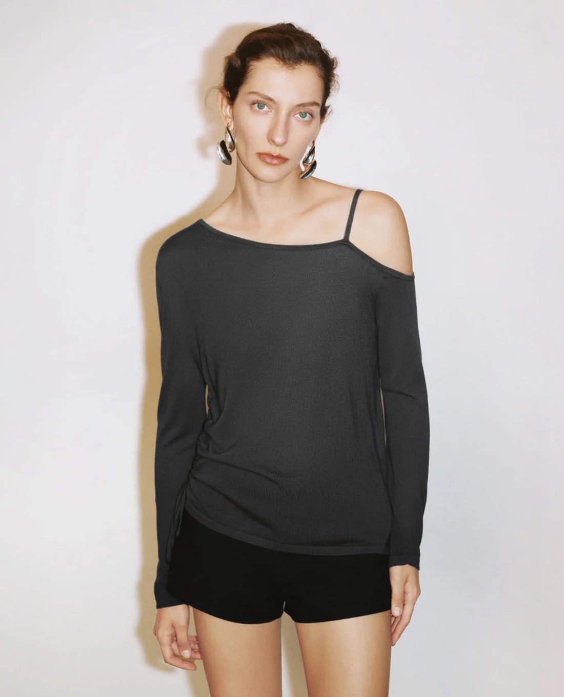 URBAN REVIVO - Áo dệt kim nữ tay dài lệch vai dây rút