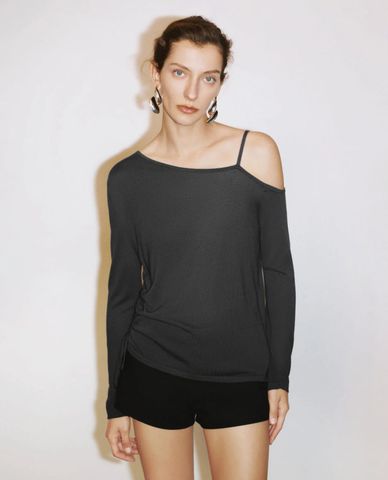  URBAN REVIVO - Áo dệt kim nữ tay dài lệch vai dây rút 