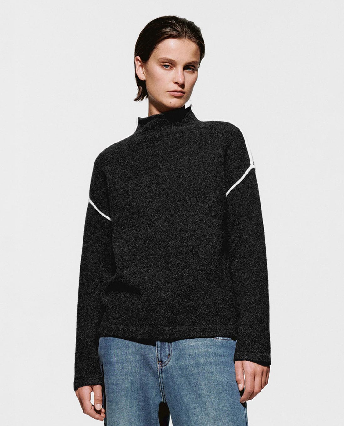 URBAN REVIVO - Áo dệt kim nữ cổ lọ tay dài phối viền