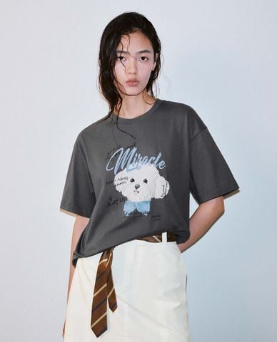  URBAN REVIVO - Áo thun nữ cổ tròn tay ngắn in hình 