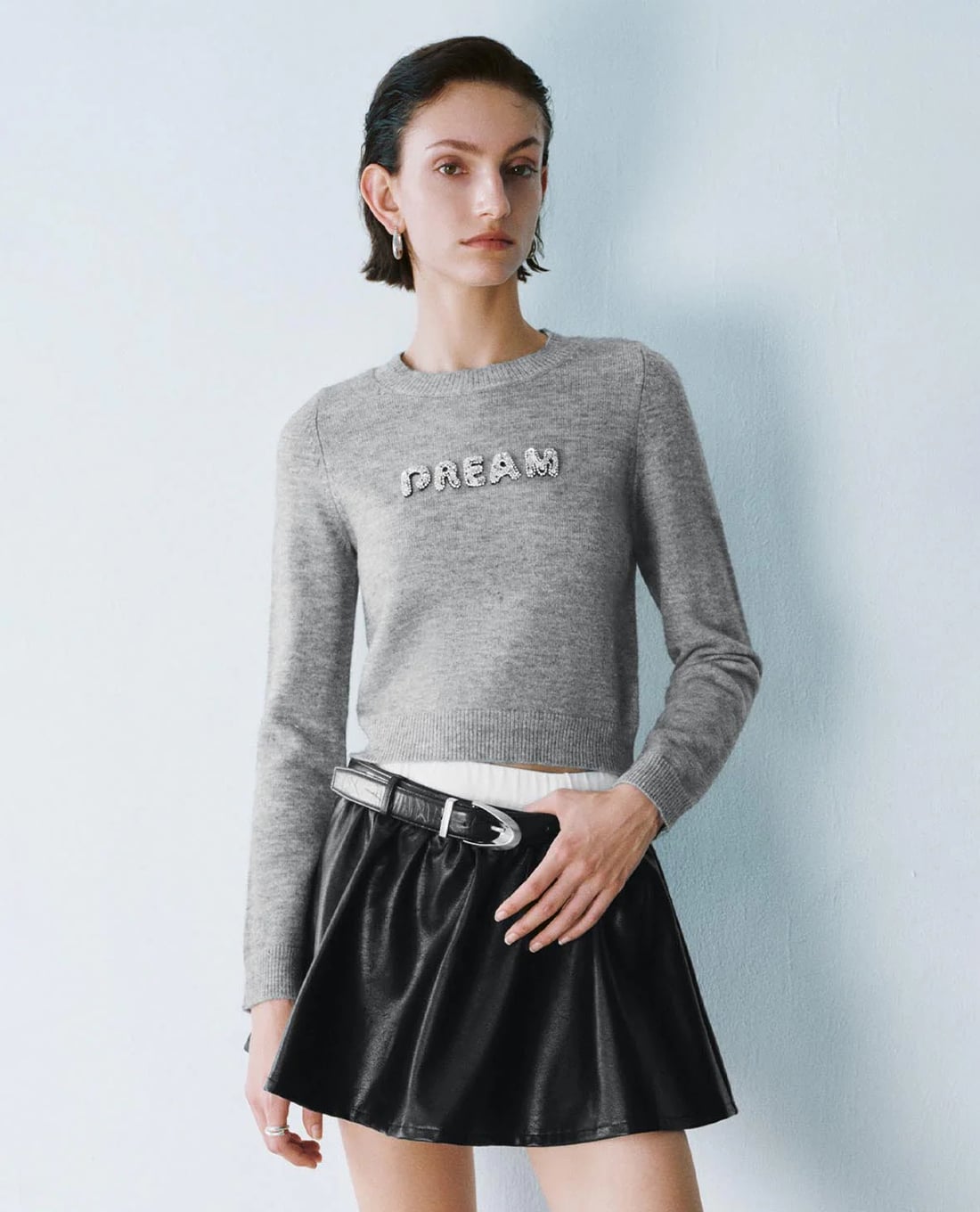 URBAN REVIVO - Áo dệt kim nữ cổ tròn tay dài phom croptop