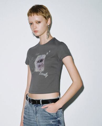  URBAN REVIVO - Áo croptop nữ cổ tròn tay ngắn in họa tiết 