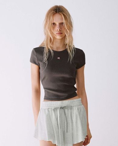  URBAN REVIVO - Áo croptop nữ cổ tròn tay ngắn thắt nơ 