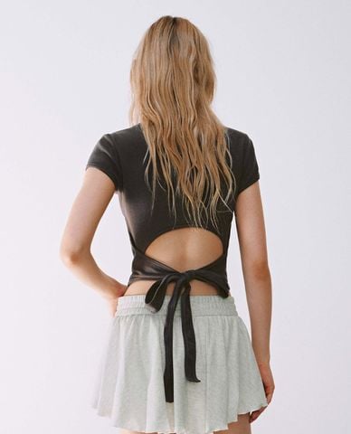  URBAN REVIVO - Áo croptop nữ cổ tròn tay ngắn thắt nơ 