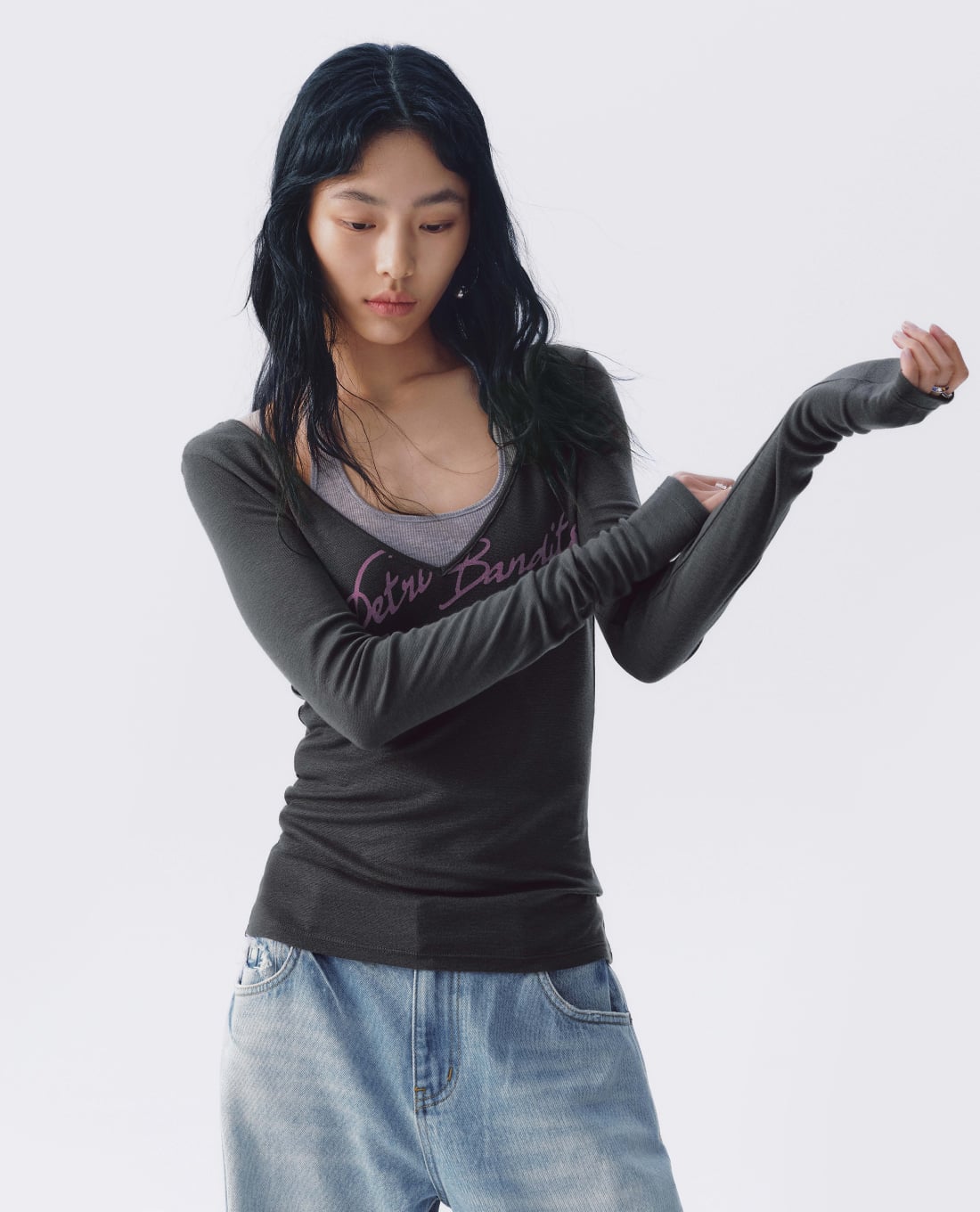 URBAN REVIVO - Áo thun nữ tay dài in chữ phối layer