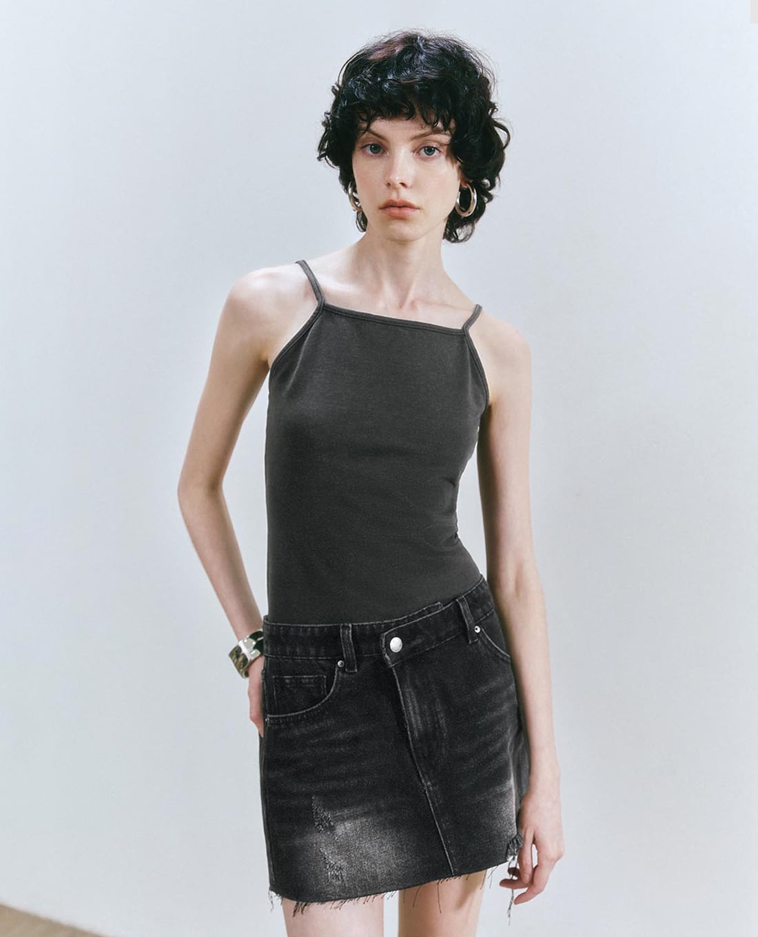 URBAN REVIVO - Đầm denim mini hai dây cổ vuông