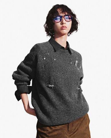  URBAN REVIVO - Áo dệt kim nữ cổ tròn tay dài đính hạt 