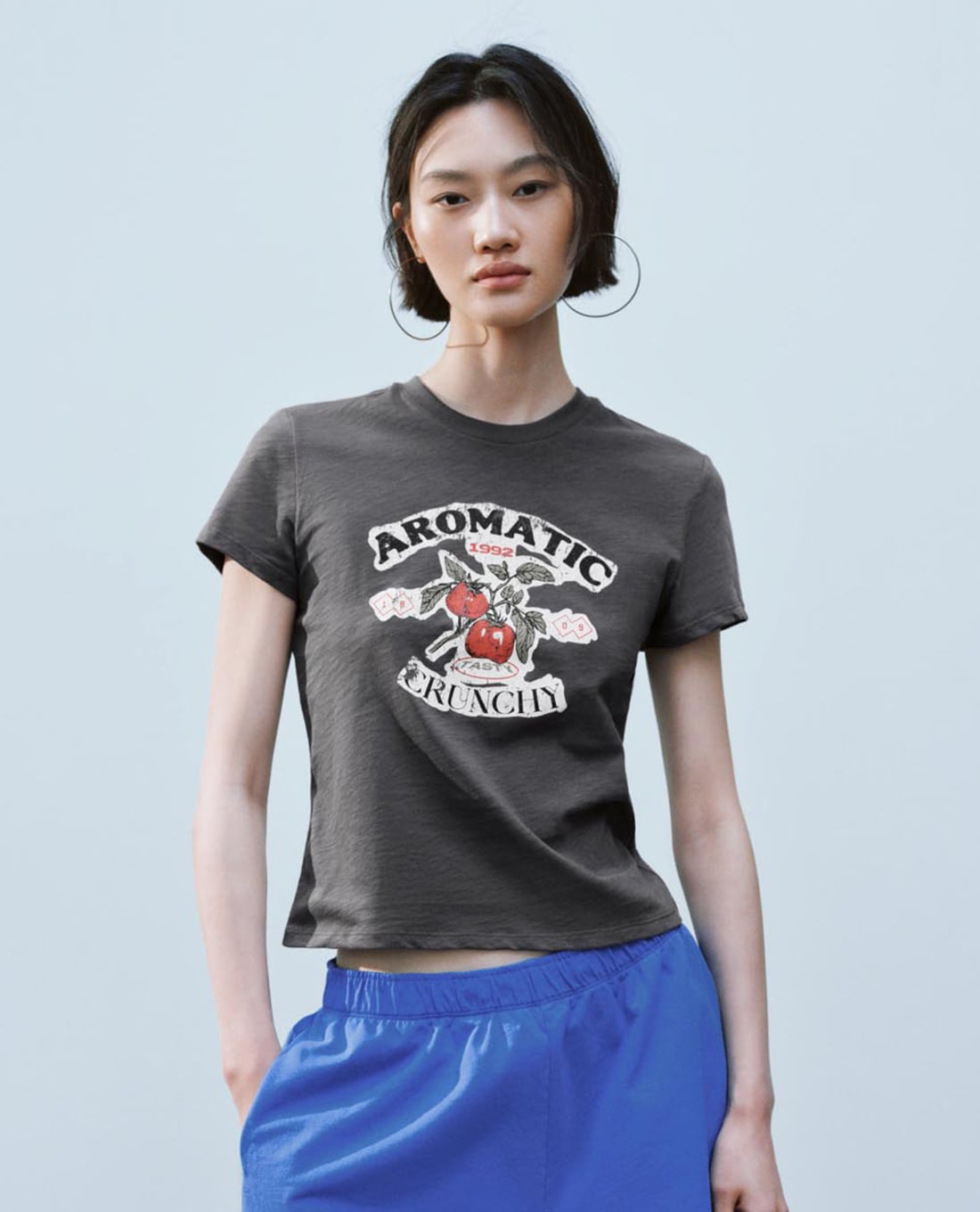 URBAN REVIVO - Áo thun nữ cổ tròn tay ngắn in họa tiết