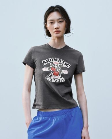  URBAN REVIVO - Áo thun nữ cổ tròn tay ngắn in họa tiết 