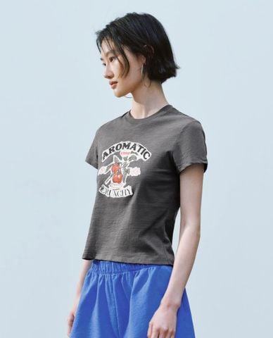  URBAN REVIVO - Áo thun nữ cổ tròn tay ngắn in họa tiết 