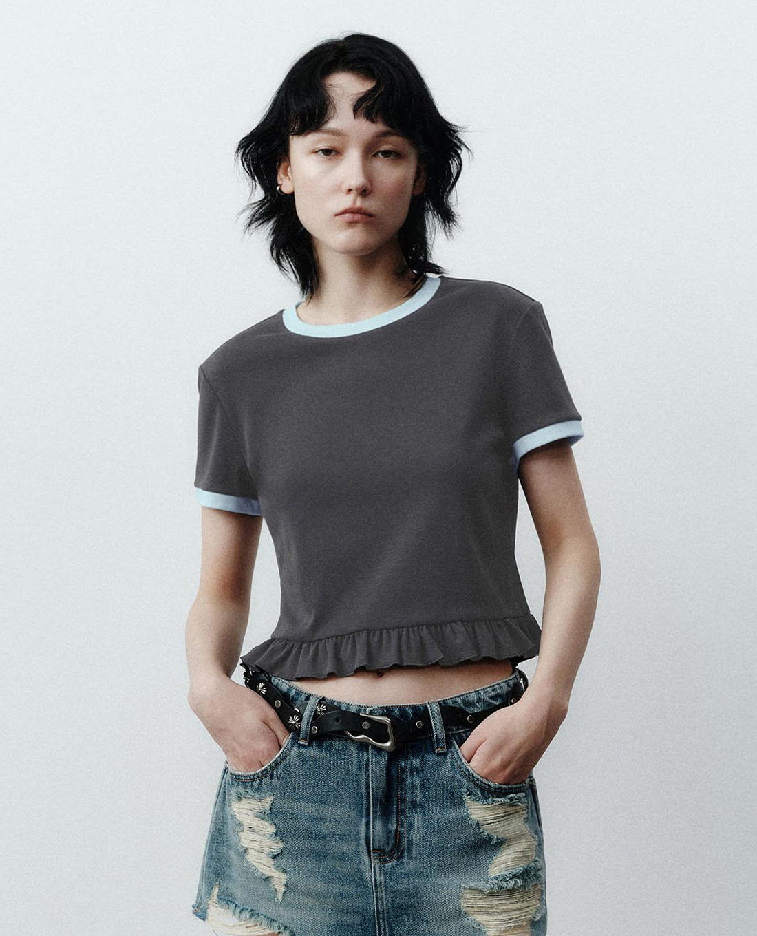 URBAN REVIVO - Áo croptop nữ cổ tròn tay ngắn phối viền