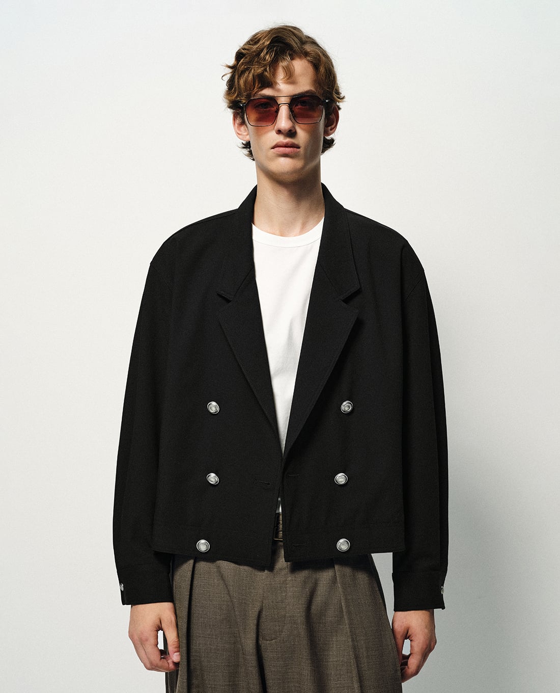 URBAN REVIVO - Áo khoác blazer nam cổ ve tay dài dáng lửng
