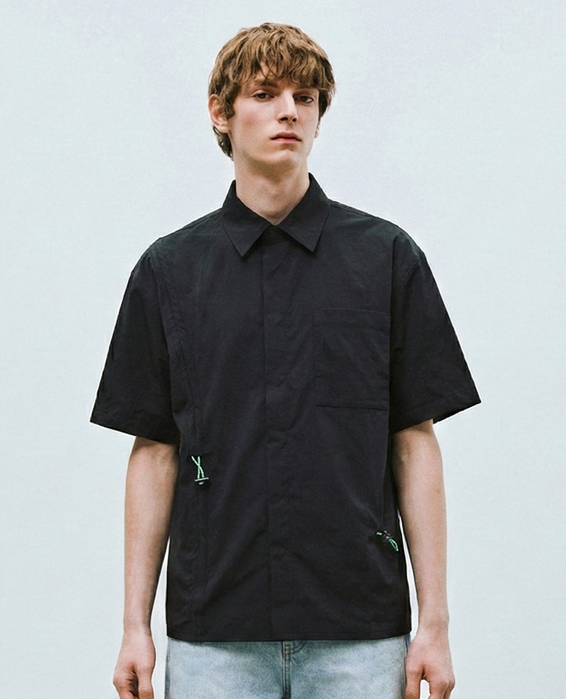 URBAN REVIVO - Áo sơ mi nam cổ bẻ tay ngắn phối khóa kéo