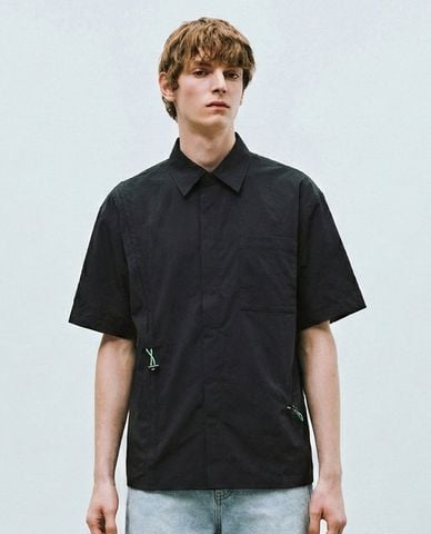  URBAN REVIVO - Áo sơ mi nam cổ bẻ tay ngắn phối khóa kéo 