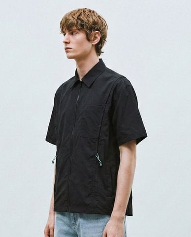  URBAN REVIVO - Áo sơ mi nam cổ bẻ tay ngắn phối khóa kéo 