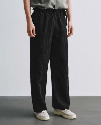  URBAN REVIVO - Quần nam ống rộng lưng thun dây rút 