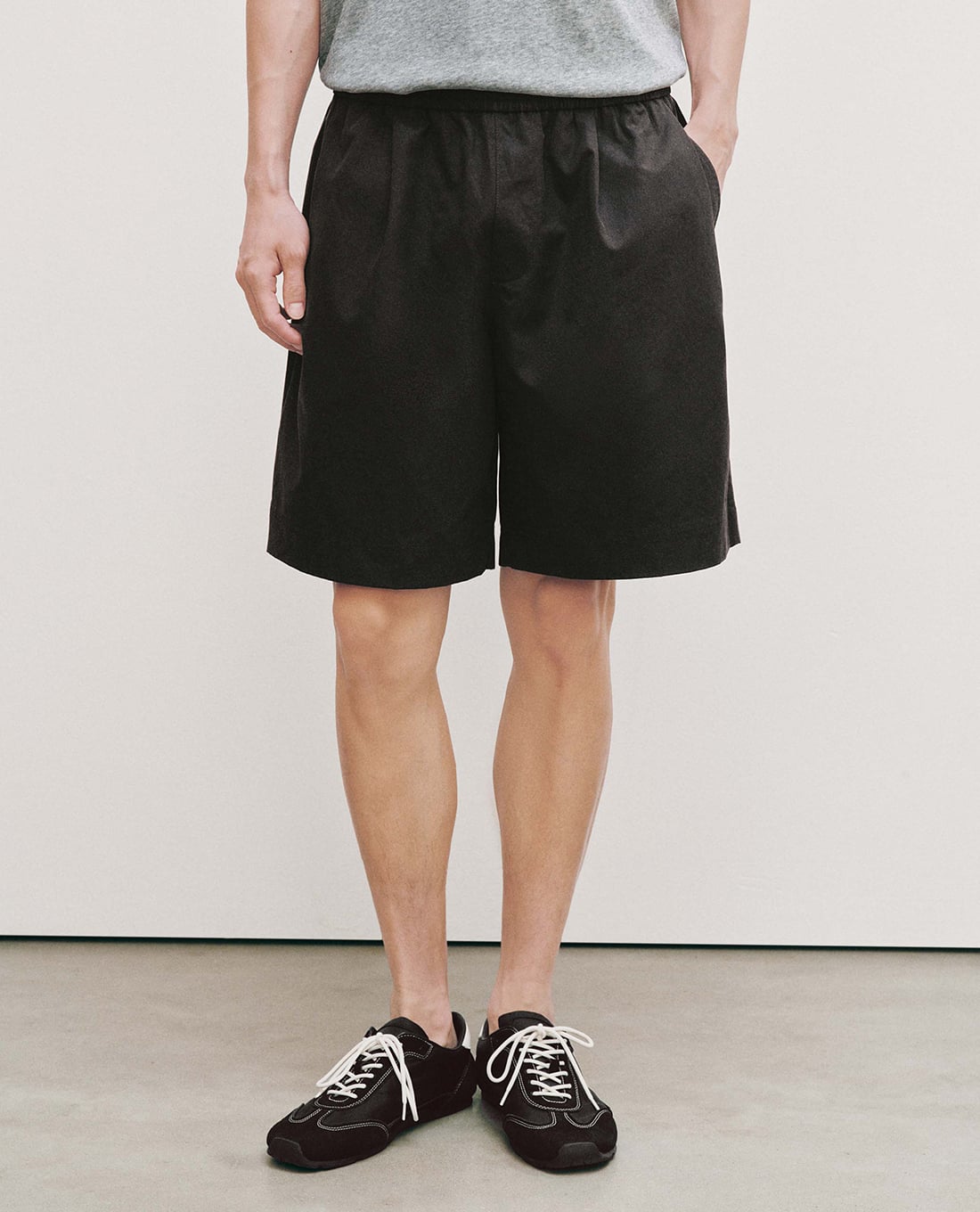URBAN REVIVO - Quần short nam ngang gối lưng thun