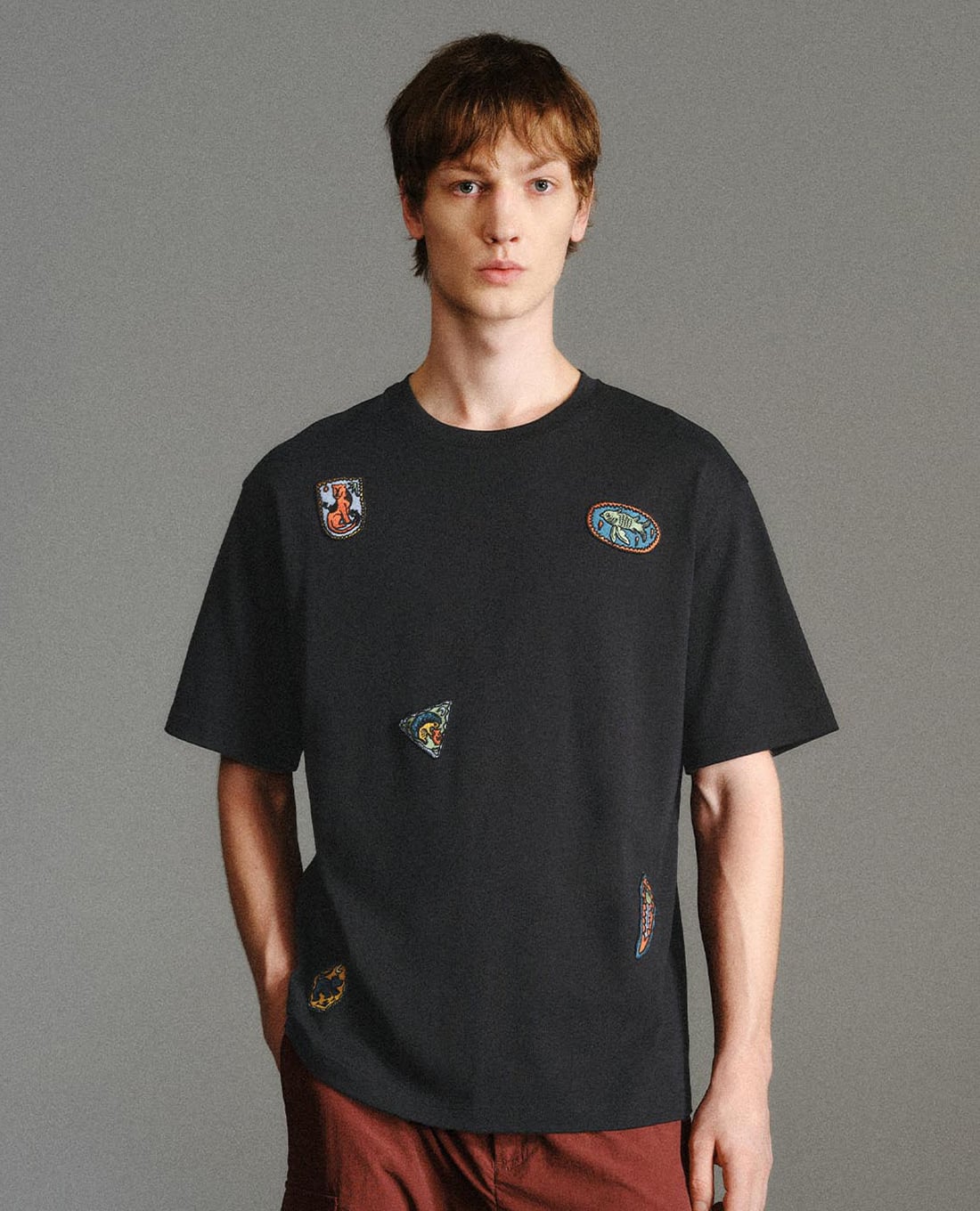 URBAN REVIVO - Áo thun nam cổ tròn tay ngắn in họa tiết