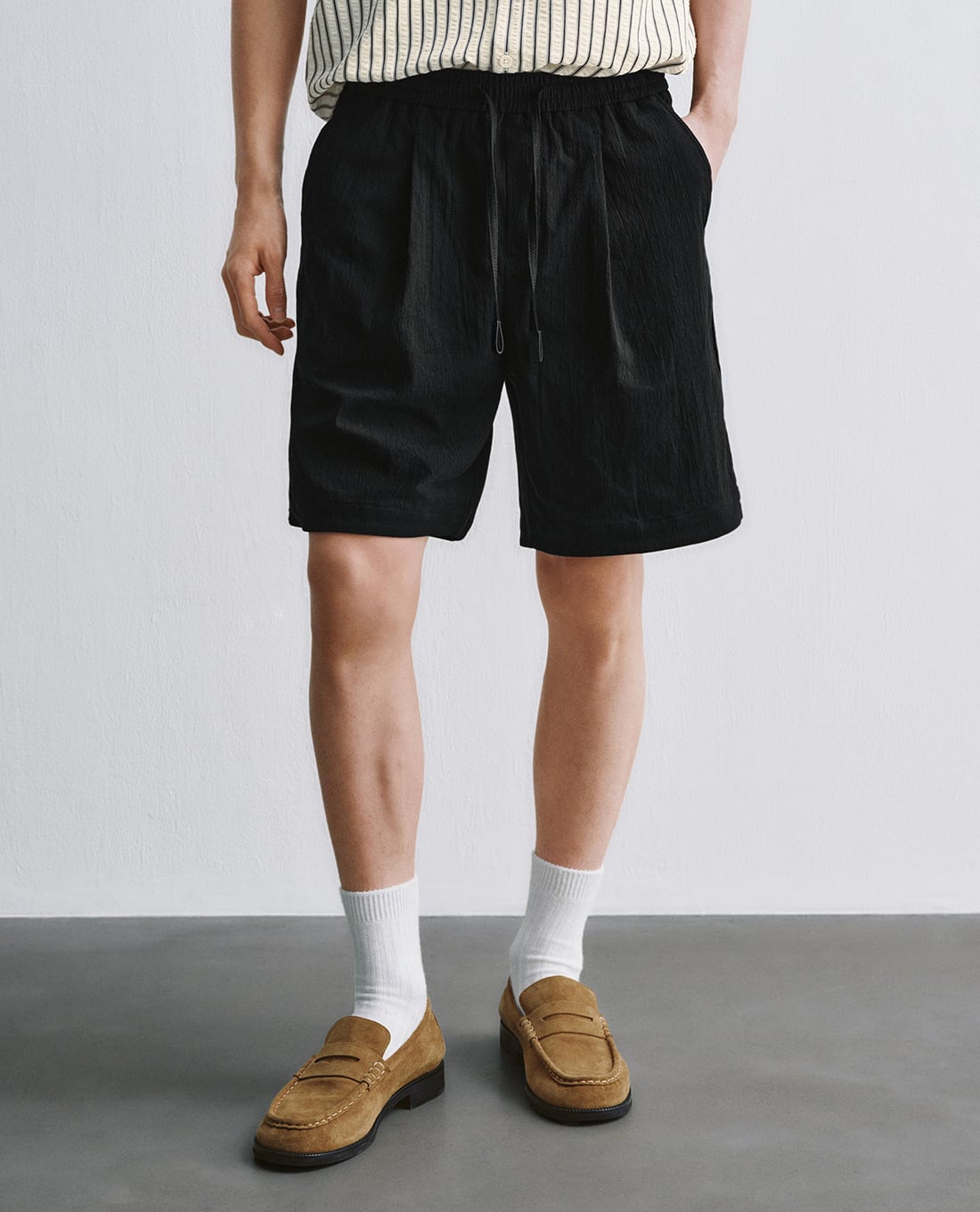 URBAN REVIVO - Quần short nam ống rộng phối dây rút