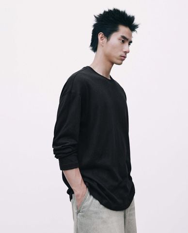 URBAN REVIVO - Áo thun nam cổ tròn tay dài hiện đại 