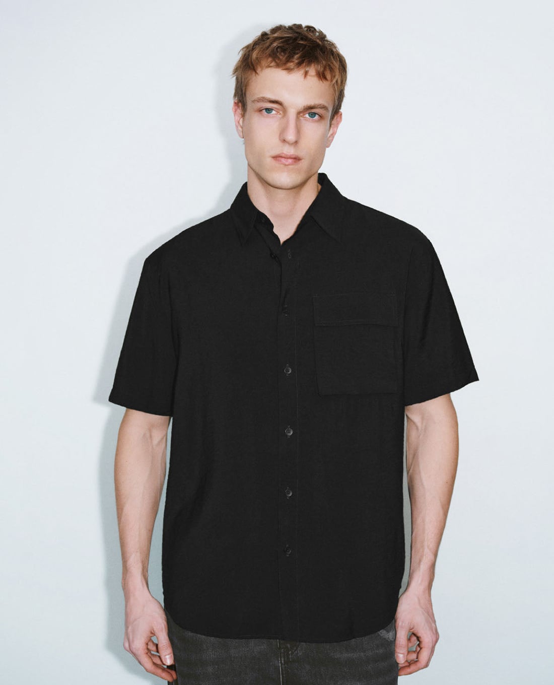 URBAN REVIVO - Áo sơ mi nam cổ bẻ tay ngắn