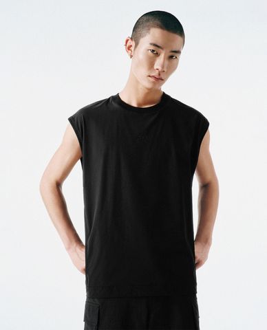  URBAN REVIVO - Áo sát nách nam cổ tròn in chữ 