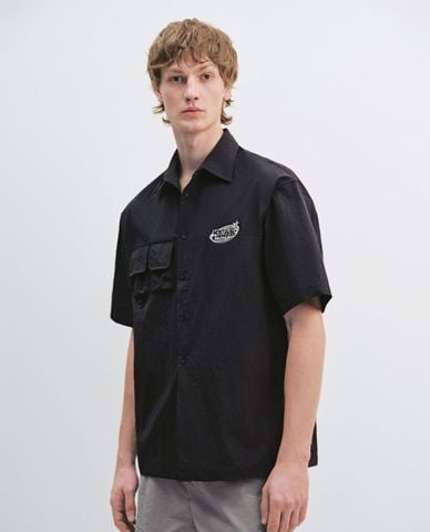  URBAN REVIVO - Áo sơ mi nam cổ bẻ tay ngắn phối túi 