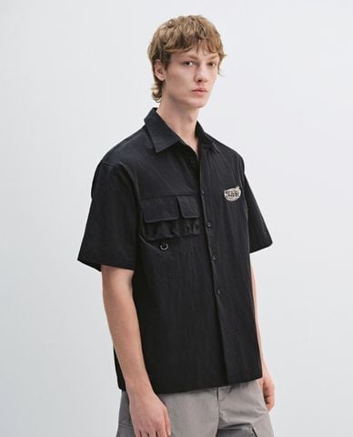  URBAN REVIVO - Áo sơ mi nam cổ bẻ tay ngắn phối túi 