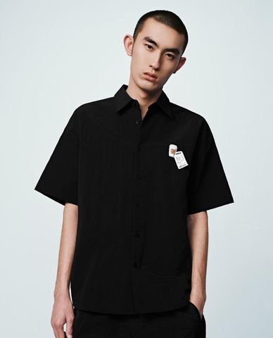  URBAN REVIVO - Áo sơ mi nam cổ bẻ tay ngắn in họa tiết 