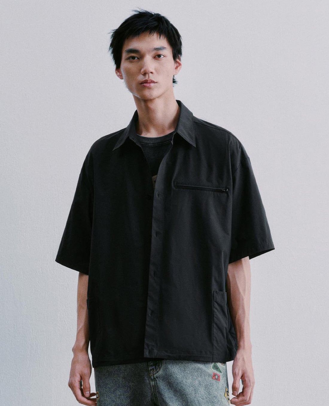 URBAN REVIVO - Áo sơ mi nam cổ bẻ tay ngắn phối túi